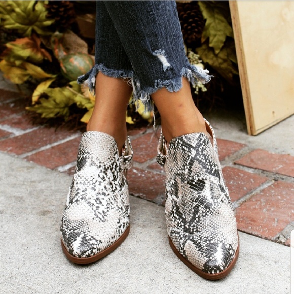 🆕️//The Victoria// Snake print Mule - Picture 2 of 7